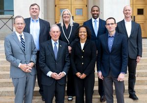 호프만(왼쪽 뒤)은 미국 국방 혁신 위원회의 위원으로 활동하고 있다.