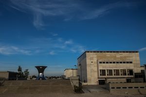 상층에서 본 박물관 전경, 아니쉬 카푸어 조각상