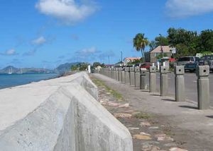 2005년 네비스 타운의 새로운 방파제. 세인트 키츠는 좁은 해협 건너편에서 보이며, 네비스 역사 박물관이 중간 거리에 보인다.
