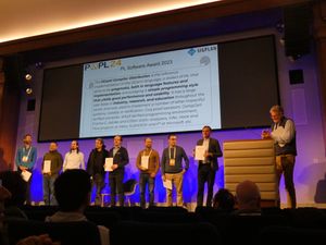 OCaml 개발팀이 프로그래밍 언어 원리 심포지엄(POPL) 2024에서 상을 받고 있다.