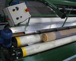 융단 길이를 자르고 다시 감는 데 사용되는 기계