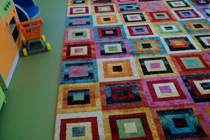 유치원의 기하학적 무늬 카펫. 부랴티야, 러시아