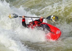 Chattahoochee River에서 급류 카약을 즐기는 모습