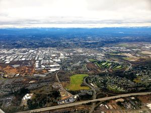 켄트 상공에서 서쪽에서 동쪽을 바라본 조감도. 도시의 세 구역(웨스트 힐, 밸리, 이스트 힐)이 모두 보이며, 시내 중심가는 이미지 중앙 부근에 위치해 있다.