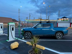 리비안 충전기에서 충전 중인 리비안 R1T