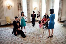 2009년 5월 1일 백악관에서 버락 오바마 대통령의 도착을 기다리는 록(Locke) 가족