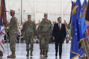 토마스 카덴 소장, 조 제라드 소장, 브라이언 켐프 주지사가 2019년 1월 26일 클레이 국립 방위군 센터에서 열린 조지아 주 방위군 지휘권 교체 행사에서 병력을 사열하고 있다.