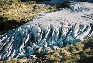 몬태나 빙하 국립공원의 잭슨 빙하와 같은 빙하가 로키산맥의 모양을 극적으로 만들었다.