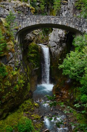 크리스틴 폭포, 주요 도로에서 짧은 거리를 걸어가면 보이는 많은 폭포 중 하나