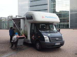 진드기에 의해 전파되는 질병에 대한 예방 접종을 제공하는 이동식 의료 실험실