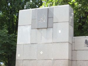 시내 중심의 공원에 있는 공산주의 시대의 조각상.
