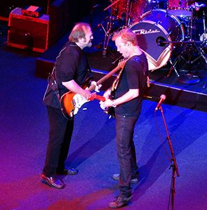 셰퍼드 (오른쪽)와 스티븐 스틸스가 2013년 보스턴에서 The Rides 밴드로 공연