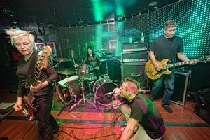 2009년 The Germs와 공연하는 웨스트(무릎 꿇고 있는 모습)