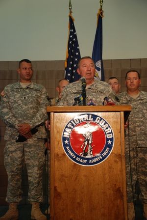 루이지애나 육군 방위군 참모총장 베넷 C. 란드로 소장(중앙)이 8월 28일 루이지애나에서 구스타브에 대한 방위군의 준비에 대해 기자들에게 이야기하고 있다.