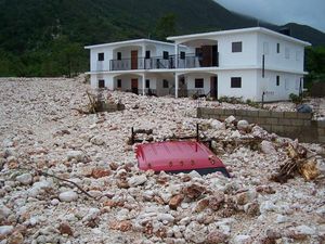 아이티에서 잔해에 파묻힌 트럭