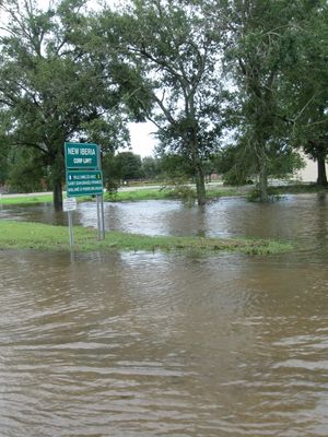  루이지애나주 뉴이베리아의 표지판 앞에서 침수된 모습