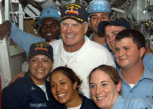 미 해군 순양함 USS 포트 로열 갑판에서 해군 장병들과 함께 포즈를 취하는 테리 브래드쇼