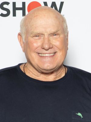 팬 미팅 행사에서 마이크를 들고 미소짓는 테리 브래드쇼