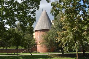 1415년에 지어진 마녀의 탑(Baszta Czarownic)은 유럽에 몇 안 남은 마녀 탑 중 하나이다.