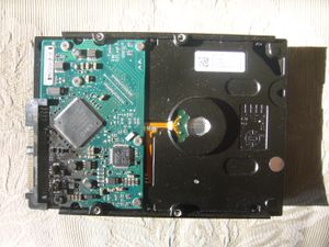 치명적인 전자적 고장을 겪은 매체는 내용물을 복구하기 위해 데이터 복구가 필요하다.