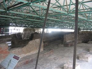 멕시코 시티에 있는 템플로 마요르 단지 내 독수리 건물 보호 구역 내부. 원래 페인트의 흔적을 여전히 볼 수 있다.