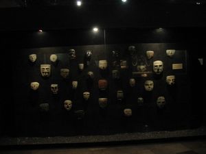 템플로 마요르 박물관에 전시된 석조 마스크들.