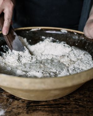 사워도우 스타터를 사용하여 빵 반죽하기