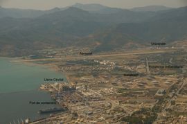 베자이아의 해안 전선: 산업 시설과 공항의 모습