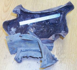 아메리칸 항공 77편의 조종석 음성 녹음기. 외관이 심각하게 파괴되었고 검게 그을렸다. 자카리아스 무사위의 재판 당시 공개된 사진이다.