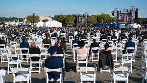 아메리칸 항공 77편 한국인 희생자 이동철의 사진을 방영하는 9·11 테러 20주년 펜타곤 추모식.