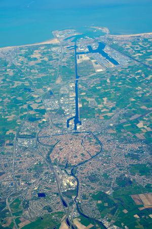 제브뤼헤(상단)와 브뤼허(중간)를 연결하는 보두인 운하 항공 사진