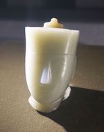 몸통이 유실된 원형 조각 옥 인물 두상. 서한 시대.