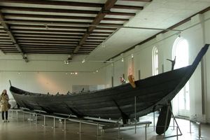 로마 철기 시대의 니담 오크 배(Nydam oak boat), 선박 매장이다. 현재 독일 슐레스비히-홀슈타인주 슐레스비히의 고토르프 성에 있다.