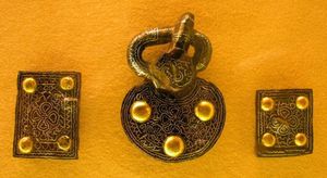 알레만니의 벨트 마운트, 바이엥가르텐에 있는 묘지에서 7세기 무덤에서 출토