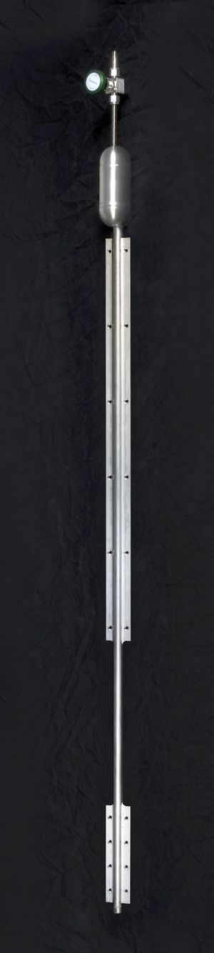 우주선 열 제어를 위한 전형적인 홈이 있는 알루미늄-암모니아 VCHP로, 하단에 증발기 섹션이 있고 밸브 바로 아래에 비응축 가스 저장소가 있다.