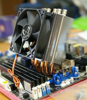 히트 파이프(구리)가 달린 방열판(알루미늄)