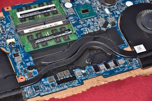 일반적인 소비자용 노트북 내의 히트 파이프 구성. 히트 파이프는 CPU, GPU 및 전압 조정기에서 발생하는 폐열을 전달하여 냉각 팬과 결합된 방열판으로 열을 이동시키며, 냉각 팬은 유체-유체 열 교환기로 작용한다.