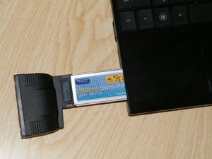 노트북에 부분적으로 삽입된 익스프레스카드