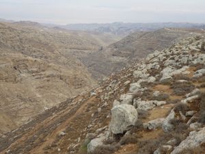 요나단이 블레셋 수비대에 은밀히 접근한 나할 믹마스