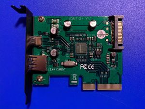 로우 프로파일 PCI Express x4 카드. 일반적인 카드와 비교하여 브래킷의 크기가 작다.