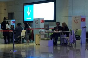 2015년 6월 7일 이스탄불 사비하 괵첸 국제공항 세관수속장에서 총선에 투표하는 시민들의 모습