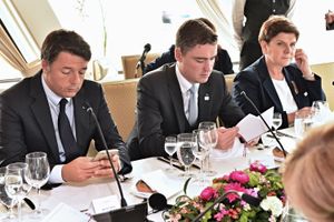 베아타 시드워는 이탈리아 총리 마테오 렌치 및 에스토니아 총리 타비 뢰이바스와 함께 2016년 브라티슬라바 정상 회담에서