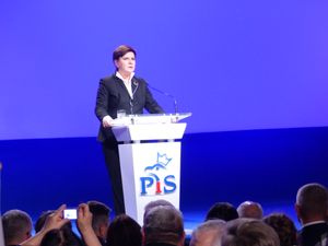 2016년 크라쿠프에서 국가 독립 기념일에 연설하는 베아타 시드워