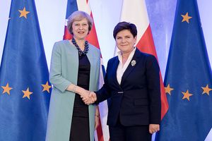 시드워는 2016년 7월 28일 바르샤바에서 영국 총리 테레사 메이와 만났다