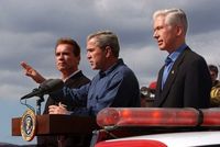 당선자 아널드 슈워제네거, 조지 W. 부시 대통령, 그리고 그레이 데이비스 주지사가 2003년 11월 4일 소방관들과 대화하고 있다.