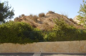 1923년 올브라이트가 발굴한 투물러스 2 (예루살렘). 구조물 꼭대기에서 그의 발굴 트렌치를 볼 수 있다.