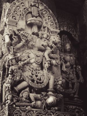 바라하가 흙(부미)을 어깨에 얹고 죽은 악마 히란야크샤를 짓밟는 모습, 호이살레스와라 사원.