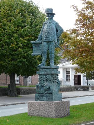 크리스티안 4세 동상. 크리스티안산의 페스트닝스게이튼(요새 거리)에 위치해 있으며, "크리스티안 4세가 우리 도시를 1641년에 설립했다"라는 비문이 새겨져 있다.