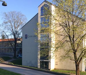 Grim Junior High는 가장 큰 중학교이다.