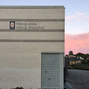 Møvik 중학교 및 Møvik 스포츠 홀